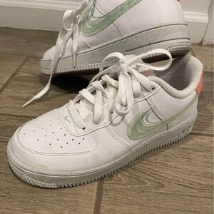 Nike Air White and Green Sneakers size 5Y (women size 6)